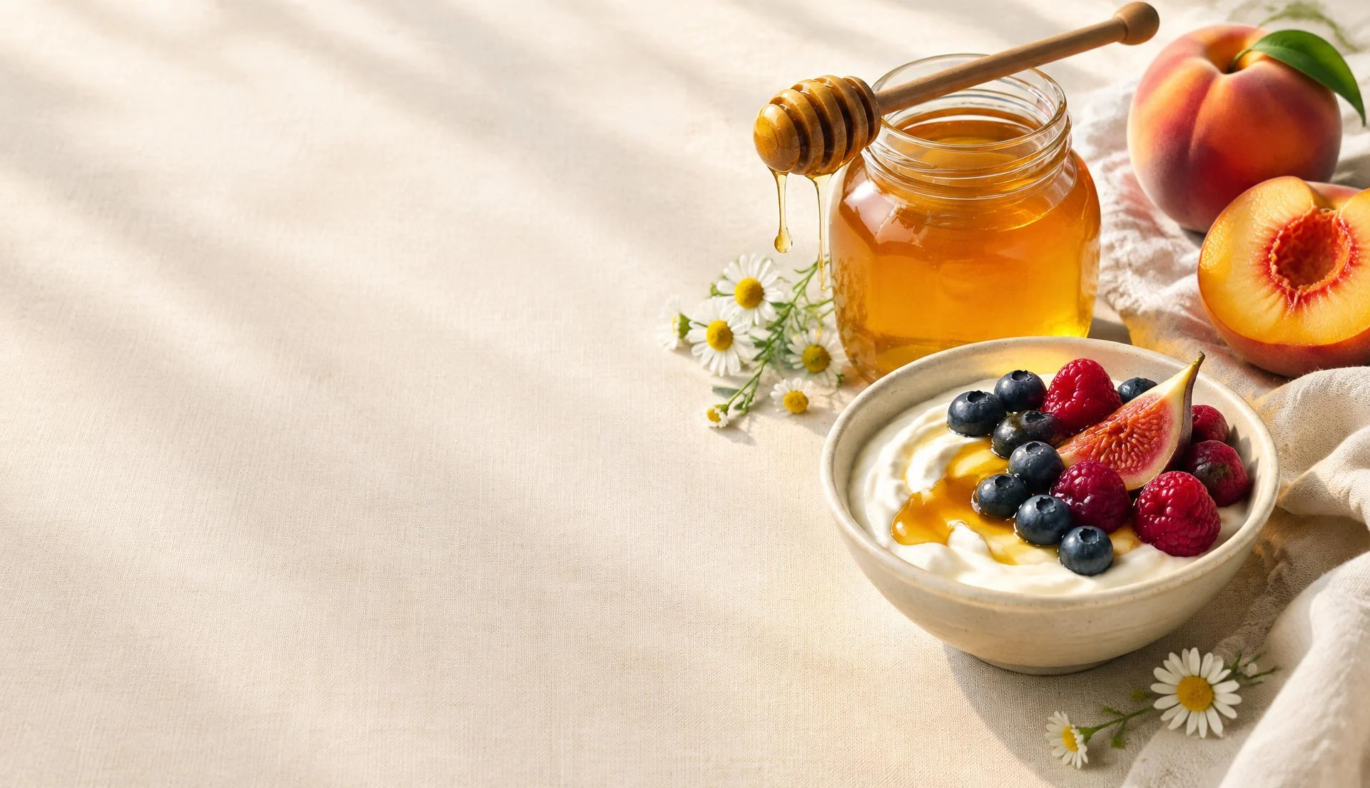 Un pot de miel doré, des pêches et un bol de yaourt aux fruits frais